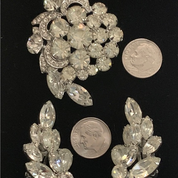Vintage WEISS Large Brooch and Clip On Earrings Crystal Clear Rhinestone Set - Picture 8 of 9
